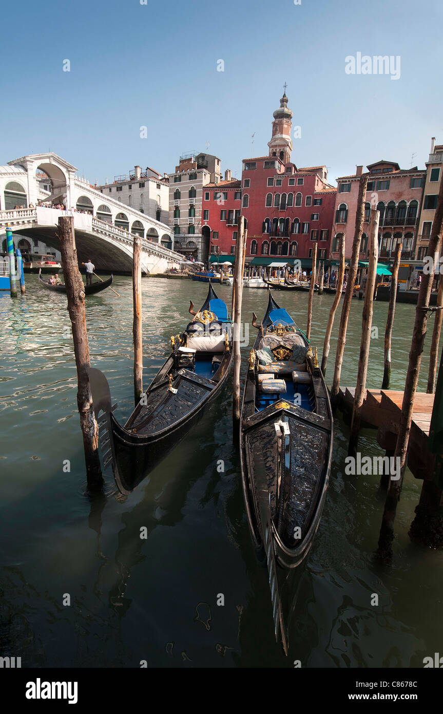 Les gondoles et le pont du Rialto Banque D'Images