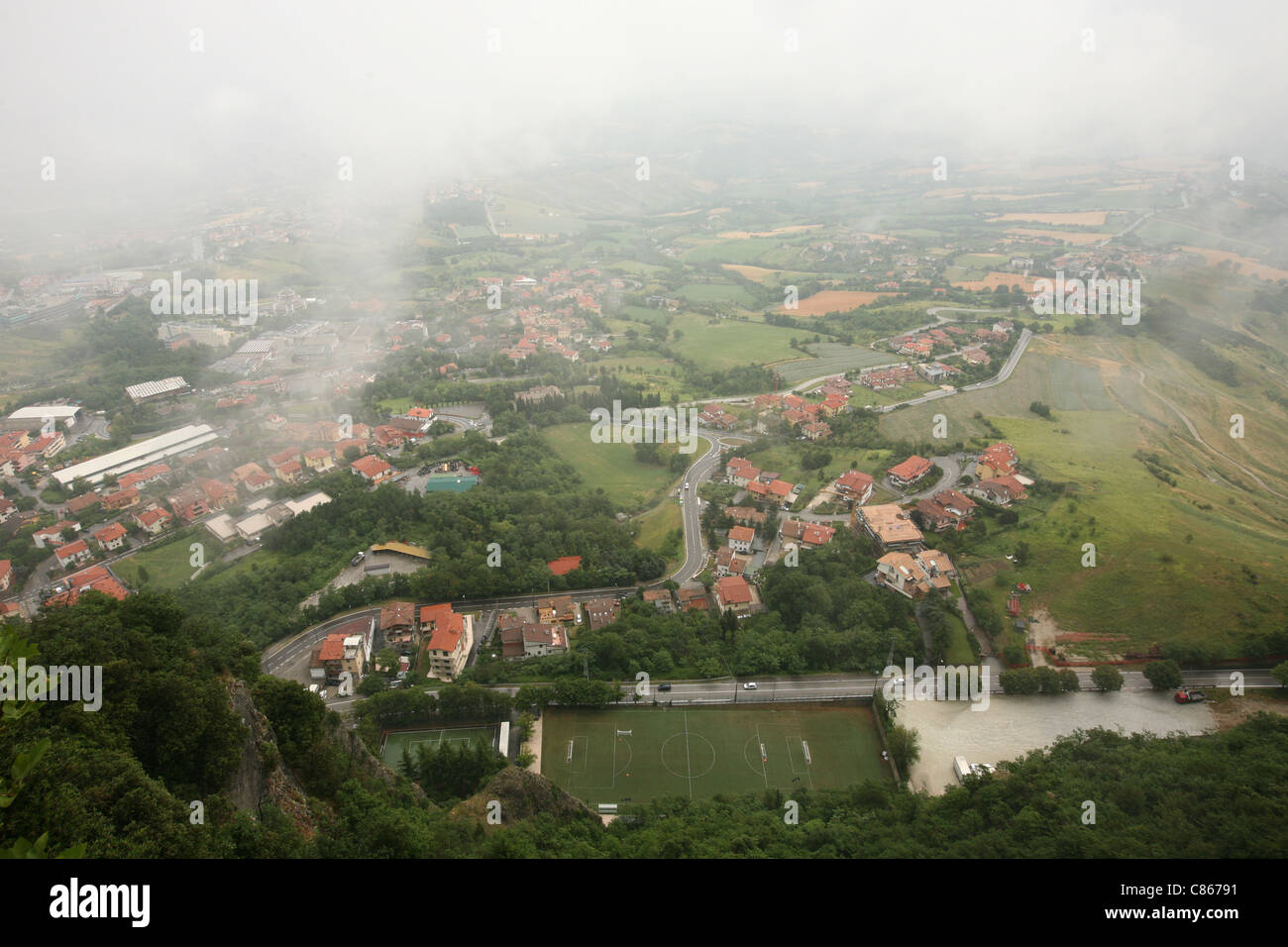 République de Saint-Marin. Vue à partir de la cesta Tower sur le sommet du Monte Titano, le plus haut sommet de Saint-Marin. Banque D'Images
