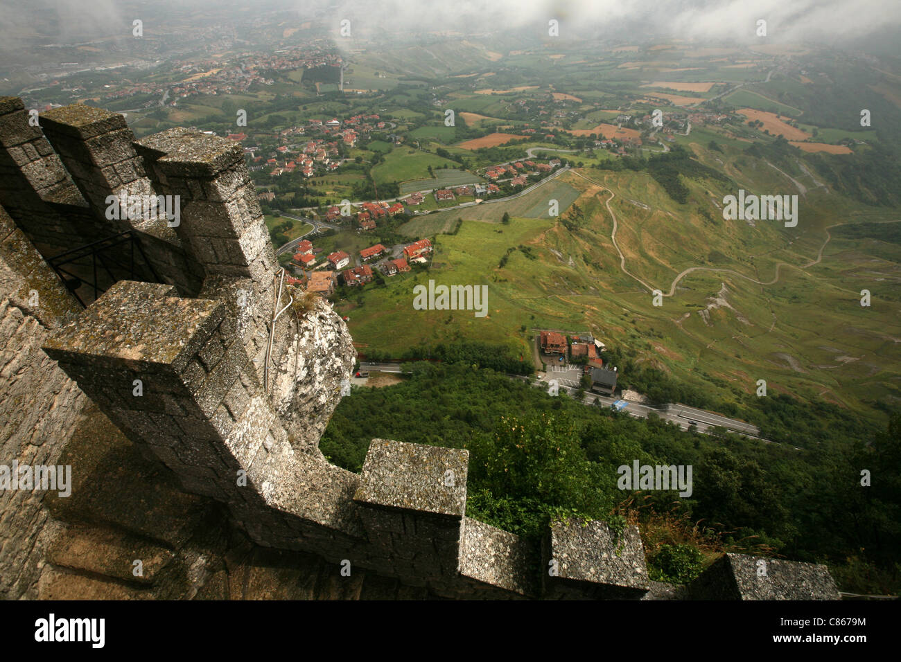 République de Saint-Marin. Vue à partir de la cesta Tower sur le sommet du Monte Titano, le plus haut sommet de Saint-Marin. Banque D'Images