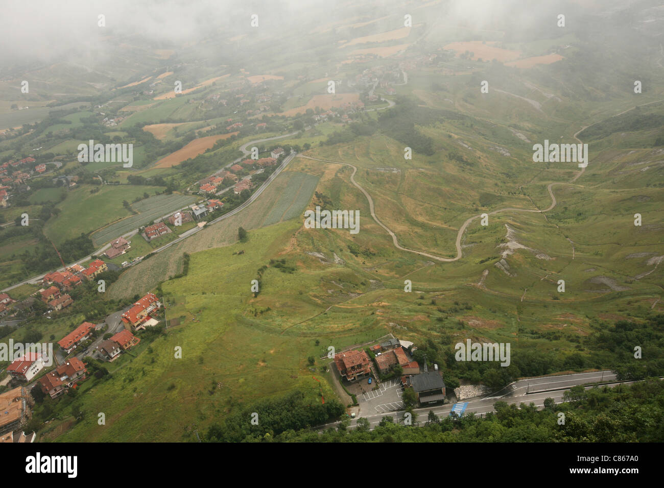 République de Saint-Marin. Vue à partir de la cesta Tower sur le sommet du Monte Titano, le plus haut sommet de Saint-Marin. Banque D'Images