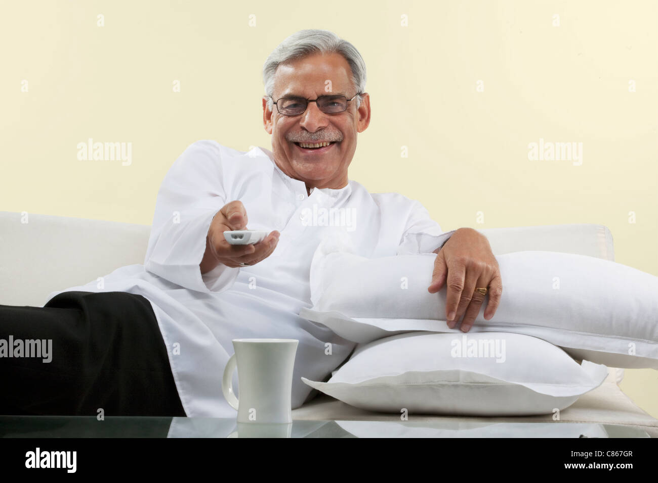 Old man watching tv Banque D'Images