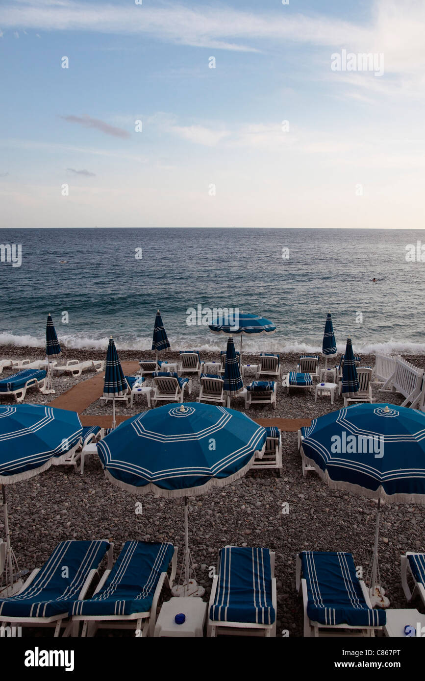 Parasols et transats sur la plage vide Banque D'Images