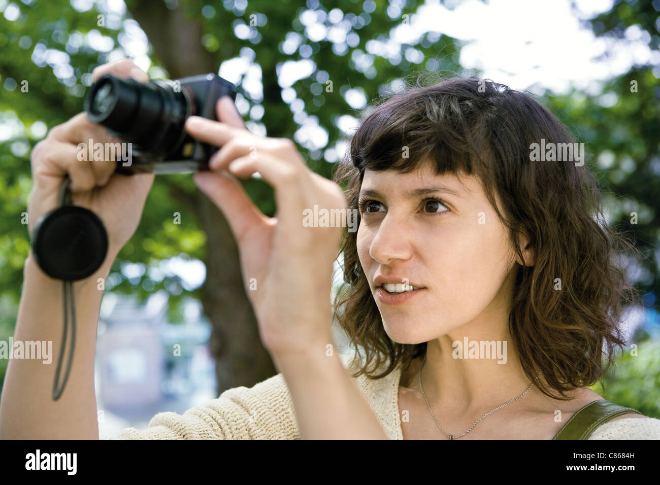 Woman taking photo avec appareil photo numérique Banque D'Images
