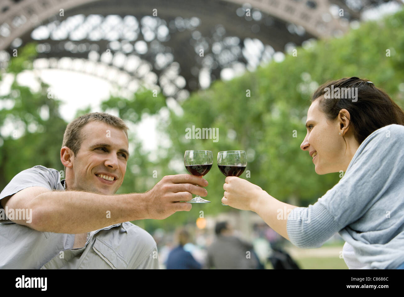 Couple clinking verres à vin à l'extérieur Banque D'Images