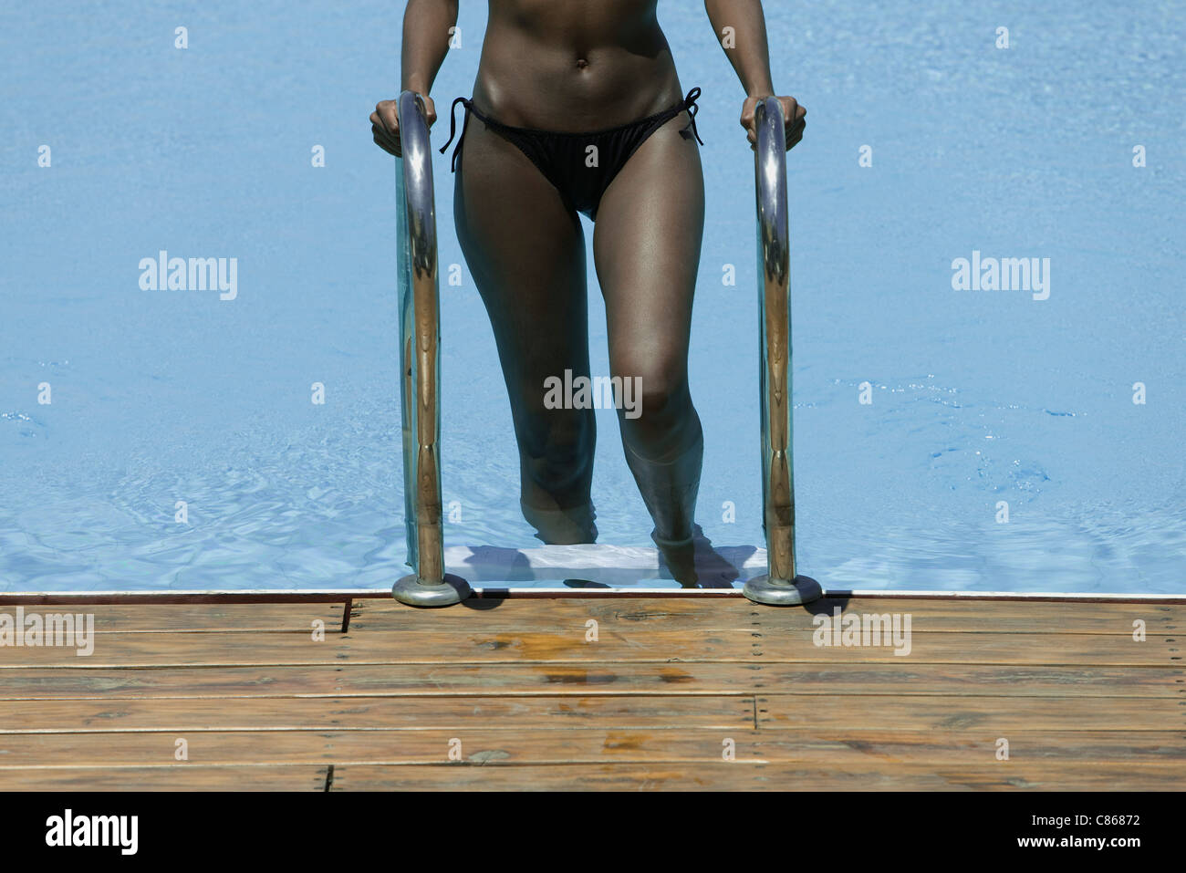 Femme marchant hors de piscine Banque D'Images