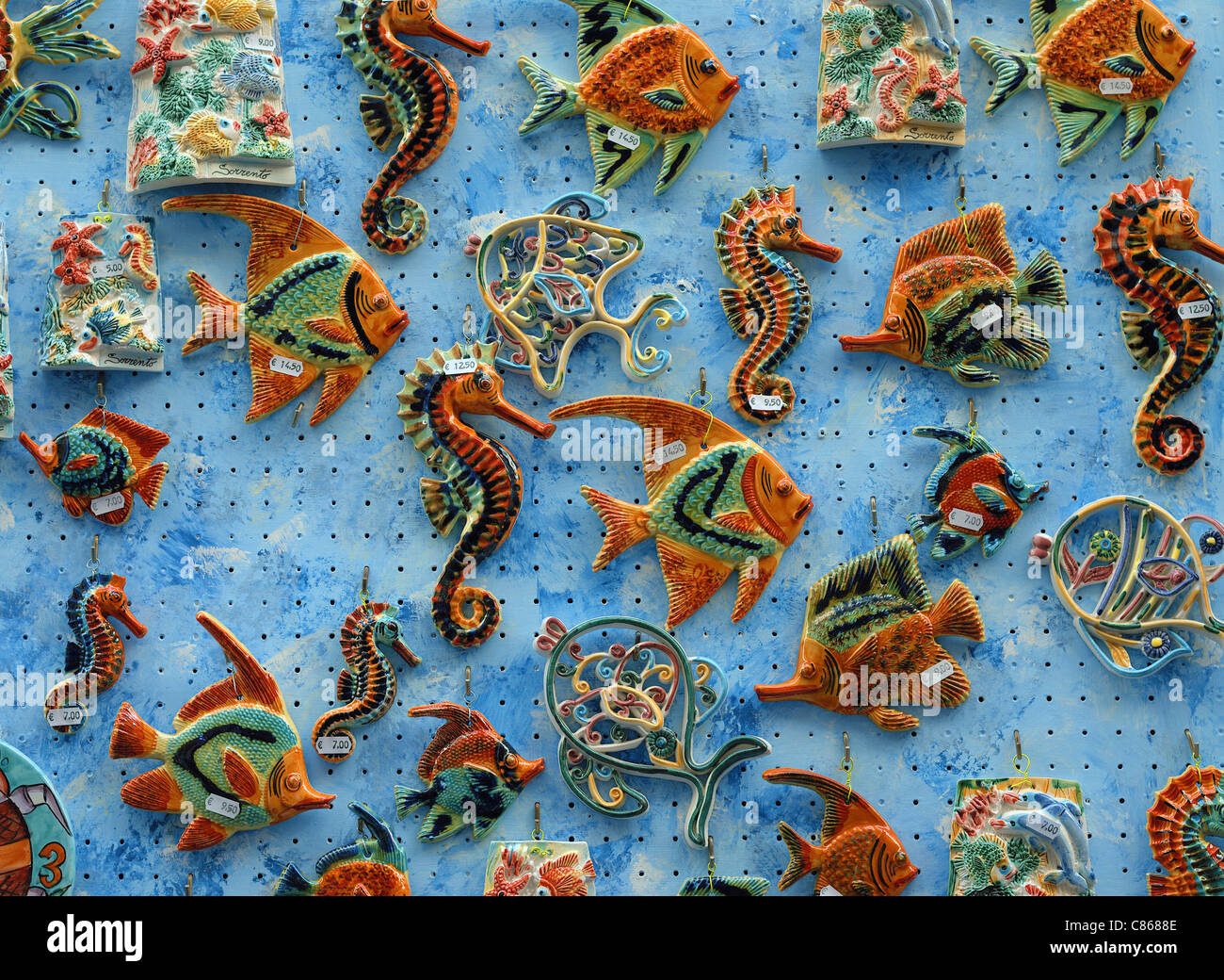 Les hippocampes et poissons en céramique Sorrento Italie Banque D'Images