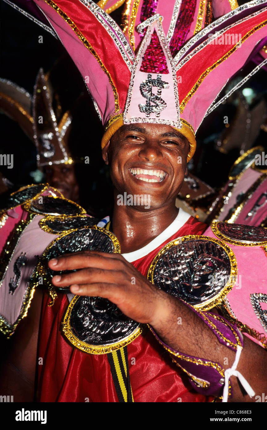 Rio De Janeiro Bresil Homme Portant Un Costume Elabore Par Le Theme De L Argent Avec Un Grand Sac Avec Des Signes Dollar Ecole De Samba Carnaval Photo Stock Alamy