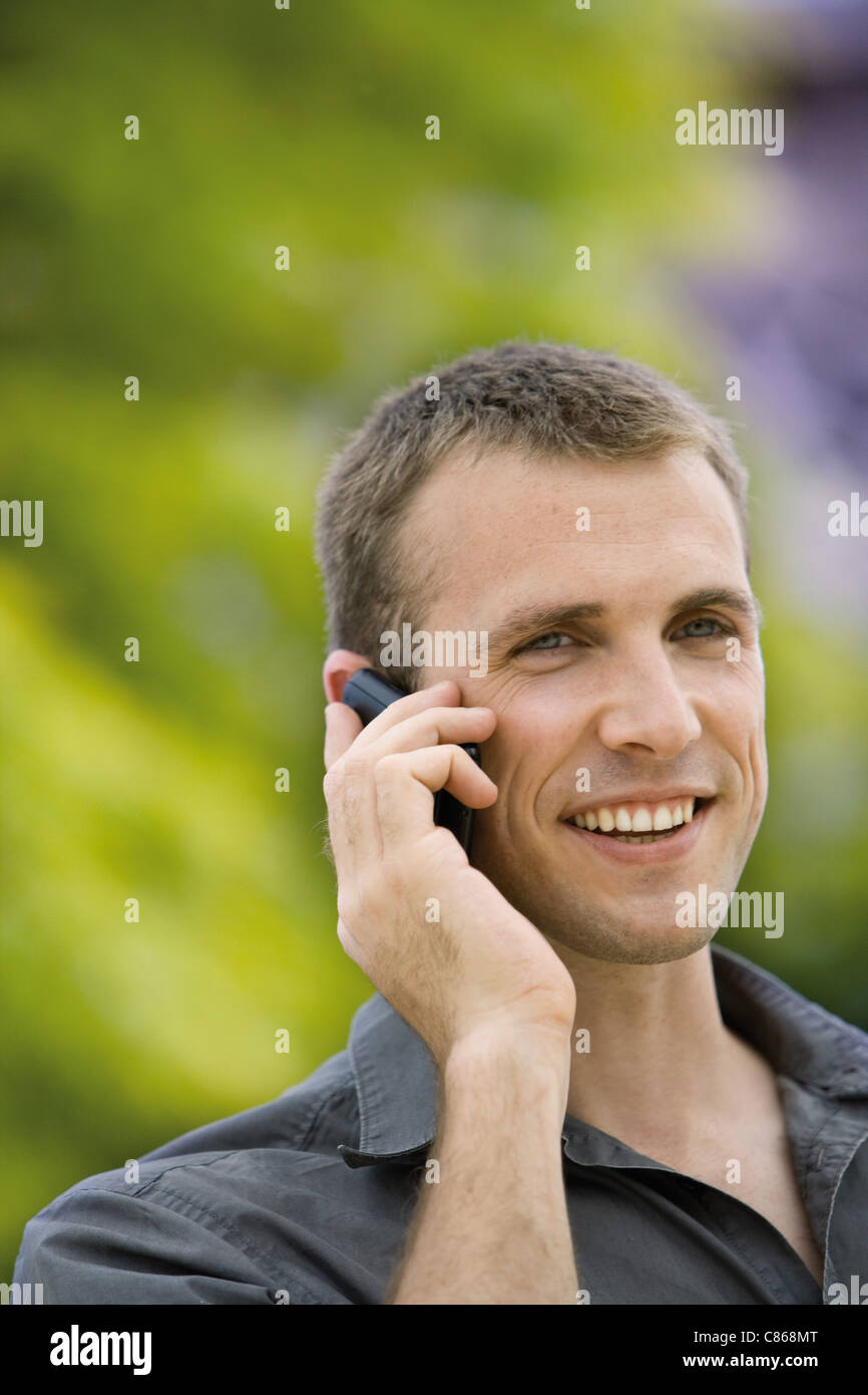 Man using cell phone Banque D'Images