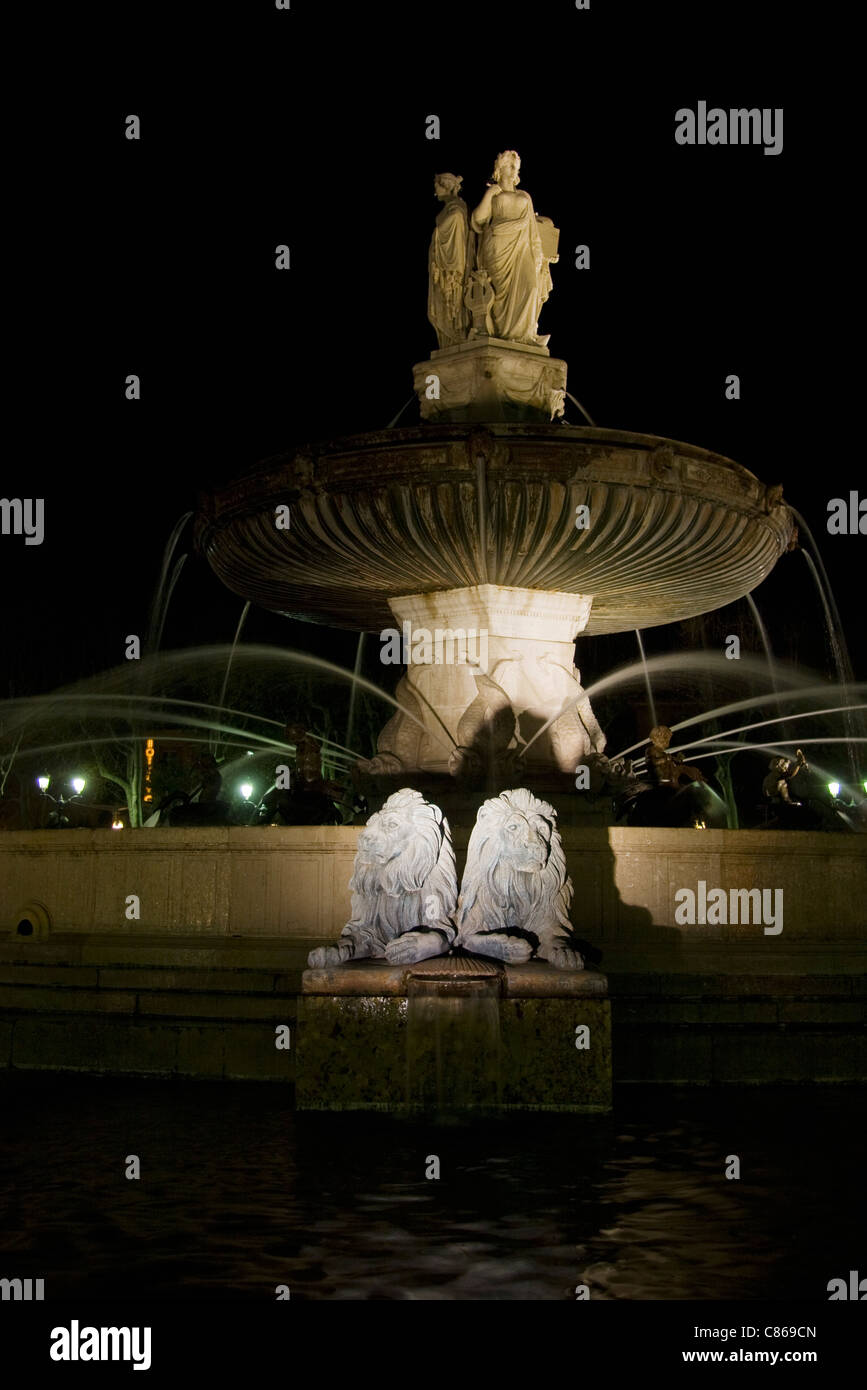 Fontaine illuminée la nuit Banque D'Images