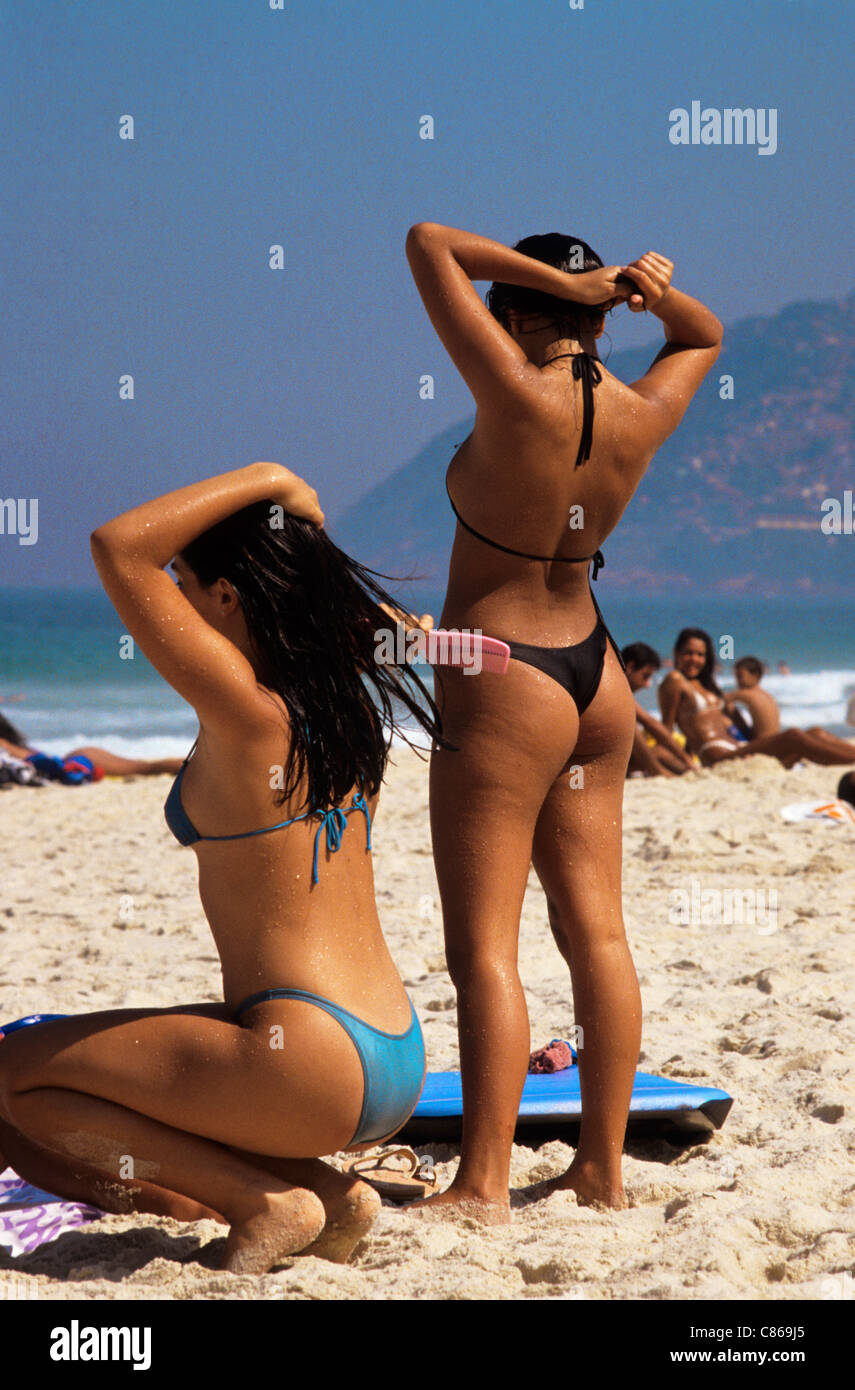 Rio de Janeiro, Brésil. Deux femmes en bikini sur la plage d'Ipanema Photo  Stock - Alamy