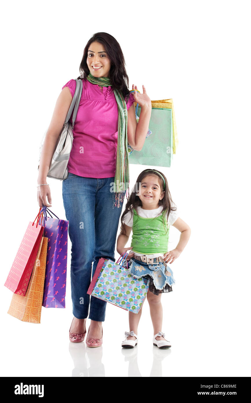 Mère et fille with shopping bags Banque D'Images