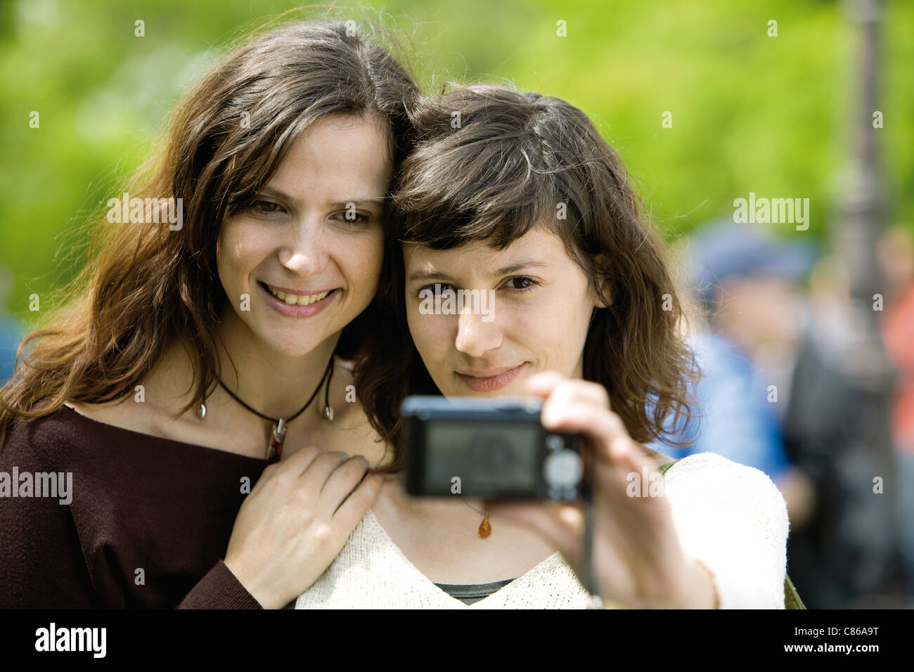 Femme photographiant elle-même avec un ami Banque D'Images