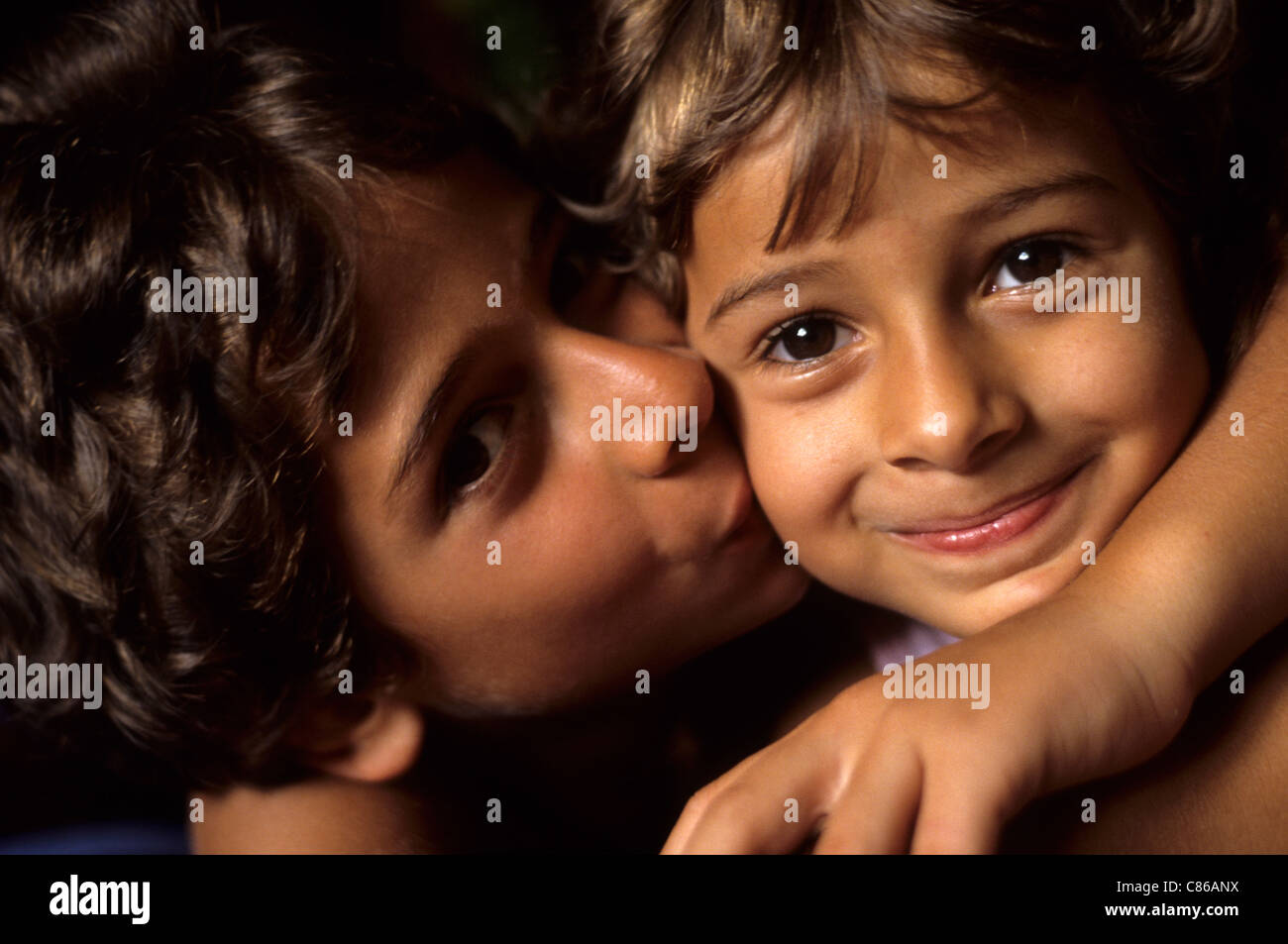 Rio de Janeiro, Brésil. Deux enfants souriants qui s'embrassent. Banque D'Images