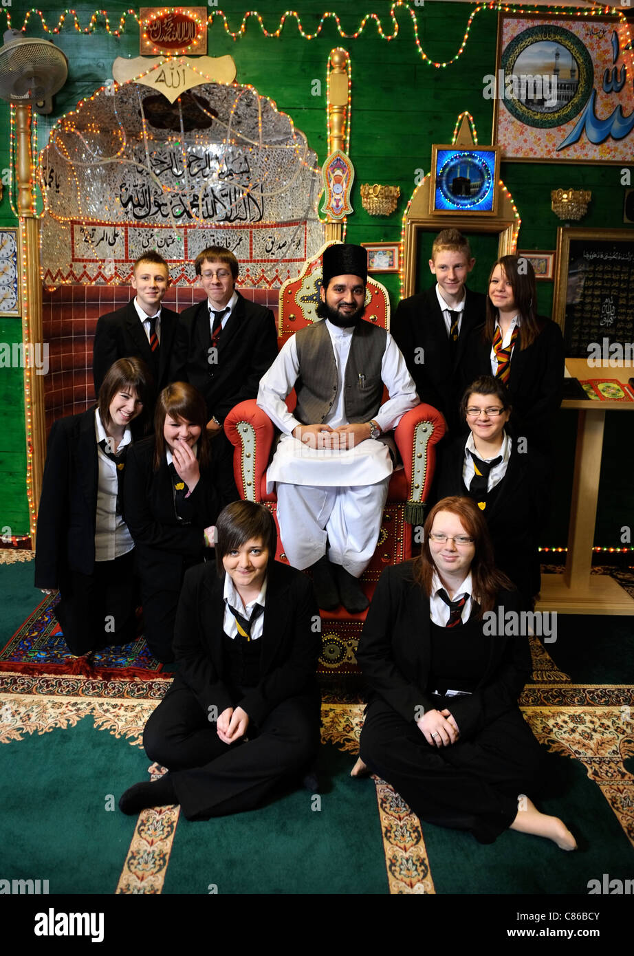 Les enfants de l'école secondaire Mitchell, Stoke-on-Trent avec Sheik Hanif à Tunstall Mosquée, au cours d'une journée de cohésion de la Communauté (11 févr. Banque D'Images
