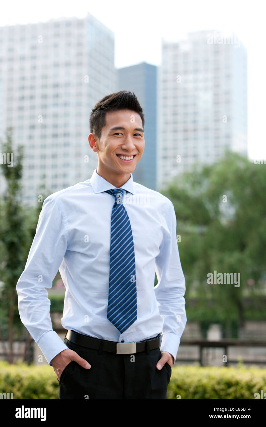 Confident businessman standing Outdoors Banque D'Images
