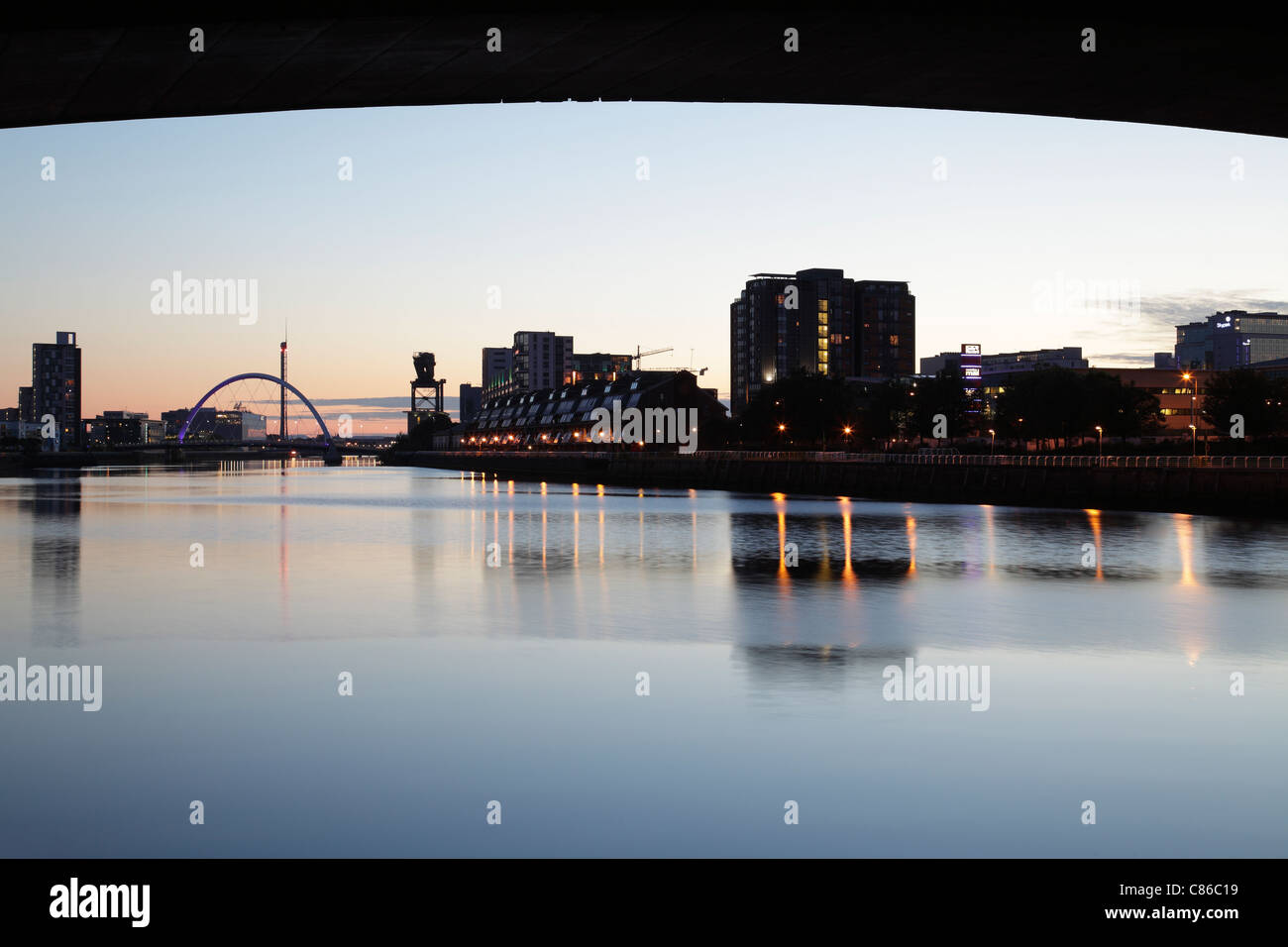 Coucher de soleil à Glasgow, vue vers l'ouest sous le Kingston Bridge le long de la rivière Clyde en direction du Clyde Arc Bridge, Écosse, Royaume-Uni Banque D'Images