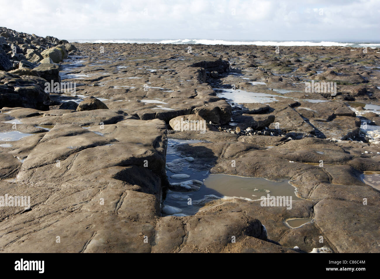 La plate-forme de coupe vague rochers sur la côte du comté de Sligo en république d'Irlande Banque D'Images