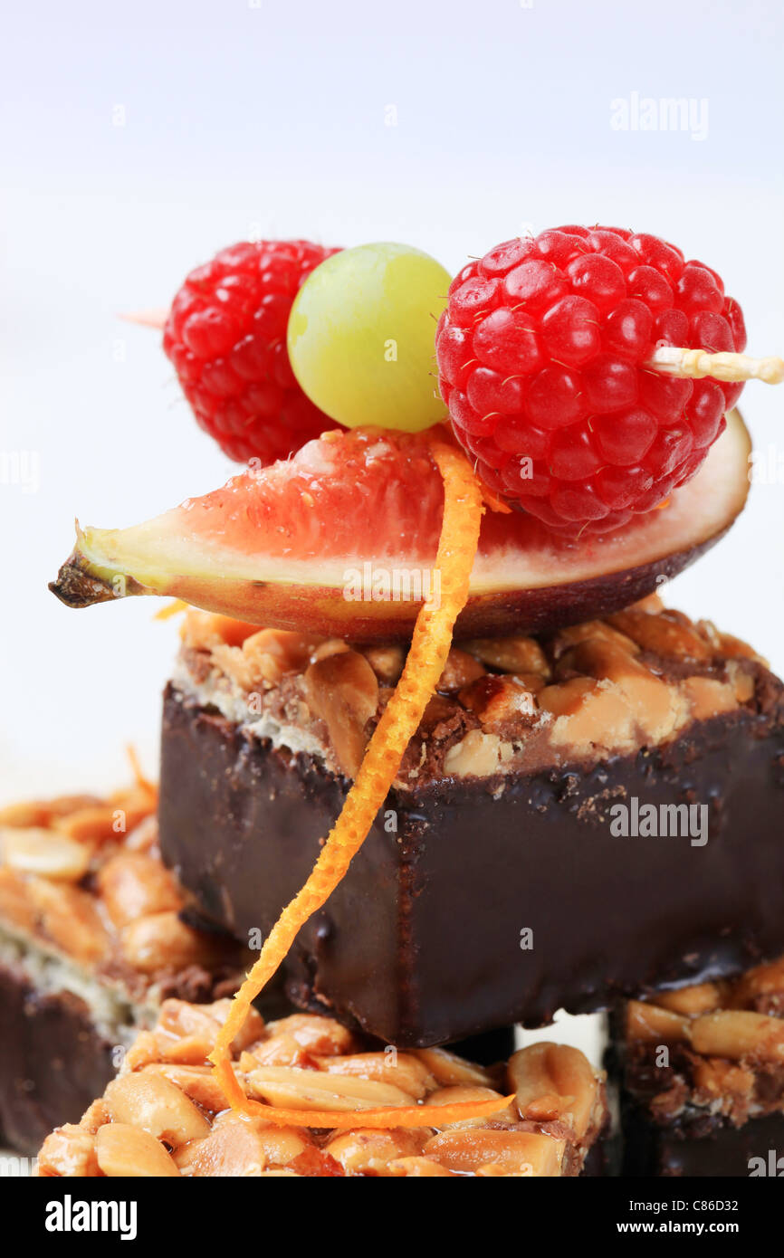 Peanut cookies galette garnie de fruits frais Banque D'Images