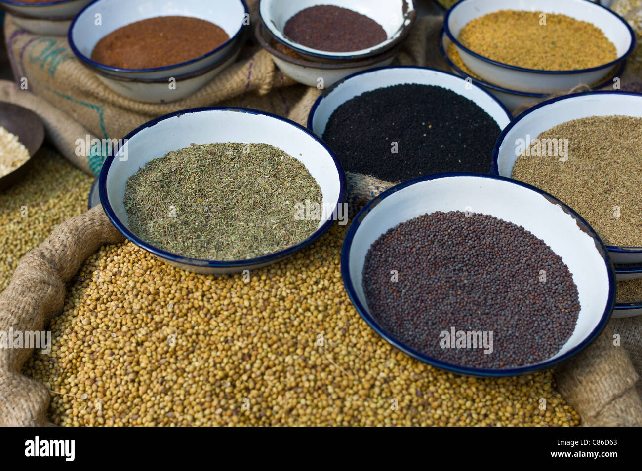 Poivre, moutarde, fenugrec, coriandre à Khari Baoli Spice Aliments séchés et marché dans la vieille ville de Delhi, Inde Banque D'Images