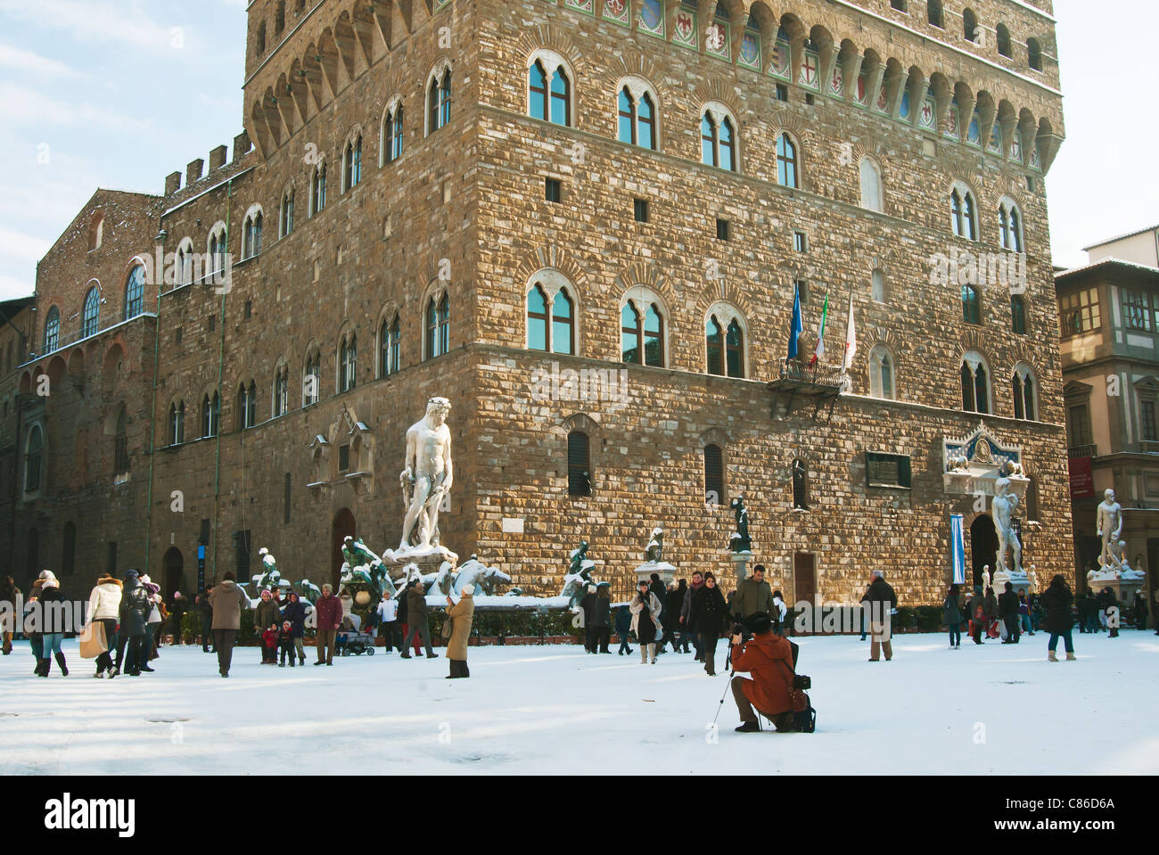 Piazza della Signoria, le Palazzo Vecchio et la fontaine de Neptune (Biancone) avec de la neige en hiver, Florence, Toscane, Italie Banque D'Images Piazza della Signoria, le Palazzo Vecchio et la fontaine de Neptune (Biancone) avec de la neige en hiver, Florence, Toscane, Italie Banque D'Images