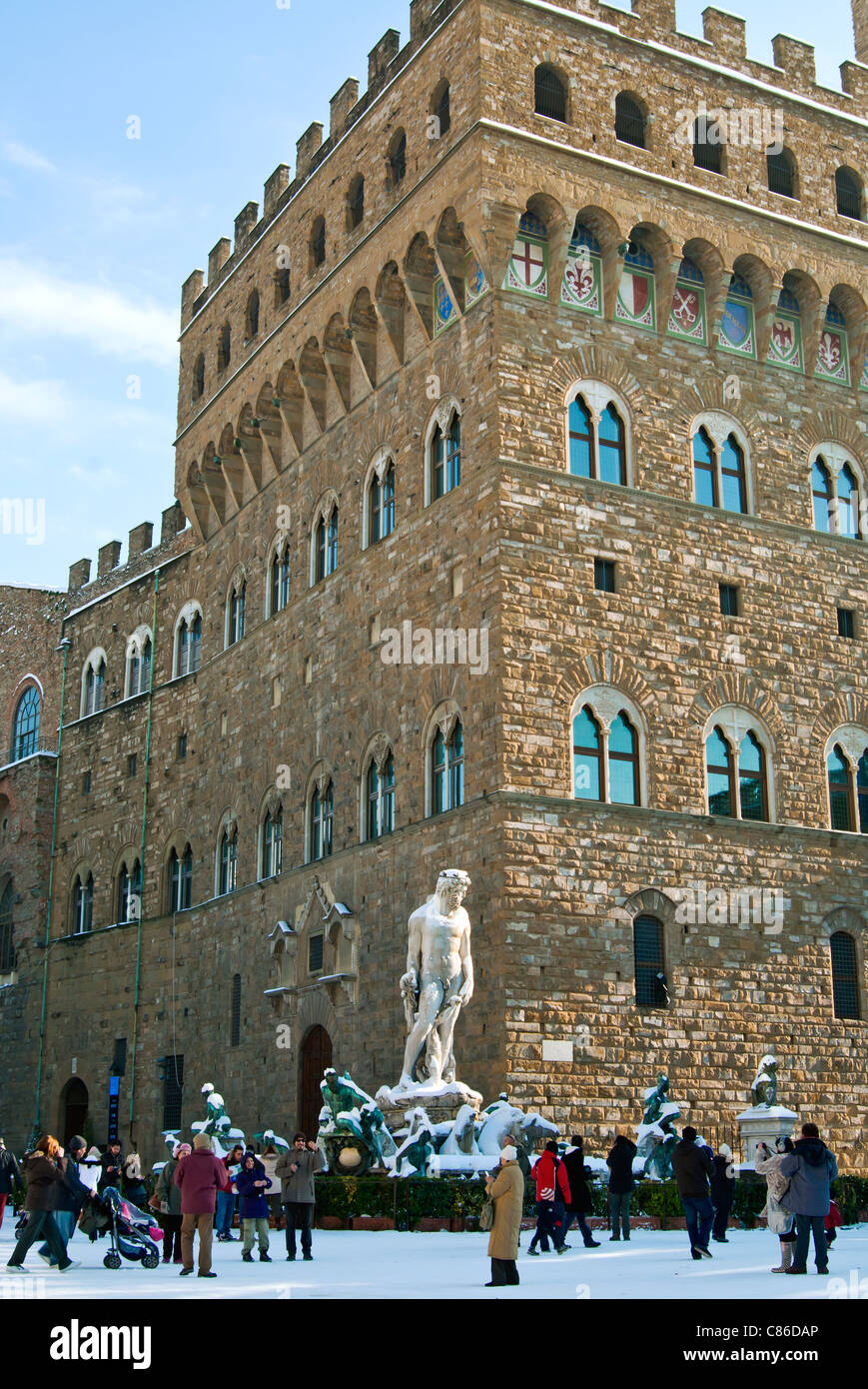 Piazza della Signoria, le Palazzo Vecchio et la fontaine de Neptune (Biancone) avec de la neige en hiver, Florence, Toscane, Italie Banque D'Images Piazza della Signoria, le Palazzo Vecchio et la fontaine de Neptune (Biancone) avec de la neige en hiver, Florence, Toscane, Italie Banque D'Images