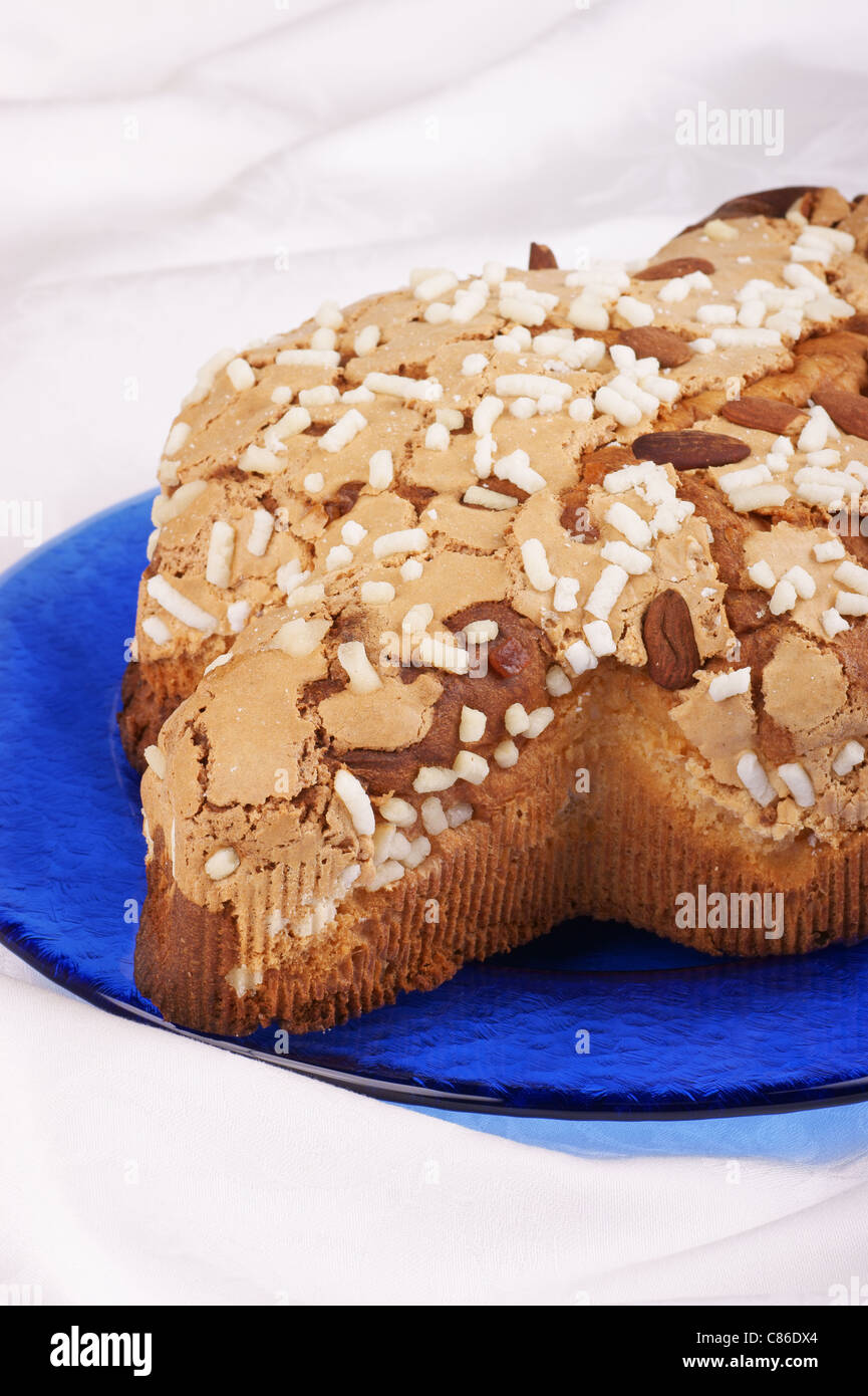 Colombe De Paques Paque C Est Un Gateau Typique De L Italien Il Est Semblable A Panettone Et A La Forme D Une Colombe Photo Stock Alamy Colombe De Paques Paque C Est Un Gateau Typique De L Italien Il Est Semblable A Panettone Et A La Forme D Une Colombe Photo Stock Alamy