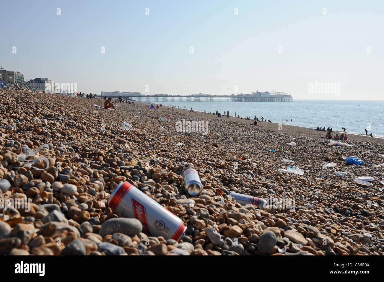 Canettes de bière vides et les détritus laissés sur la plage de Brighton East Sussex Banque D'Images