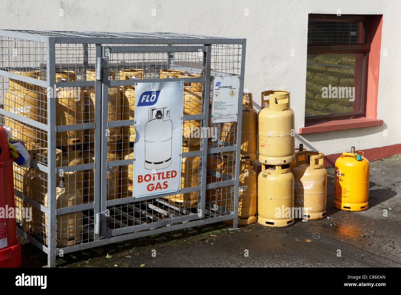 Utilisé et de nouvelles bouteilles de gaz en bouteille dans une cage de  sécurité en République d'Irlande Photo Stock - Alamy