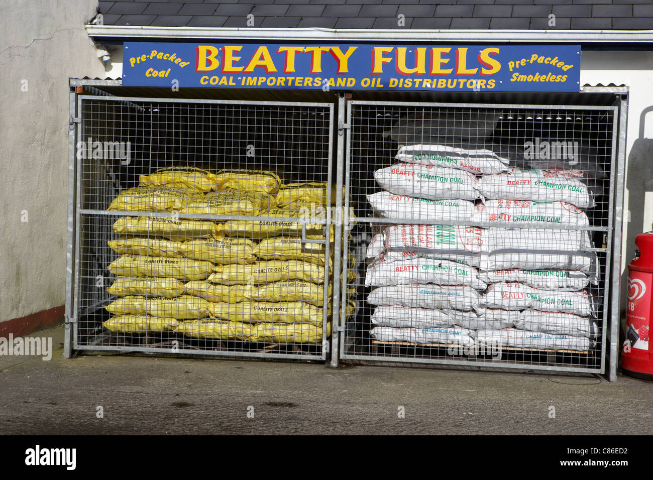 Des piles de sacs de charbon pré emballées dans une station essence en république d'Irlande Banque D'Images