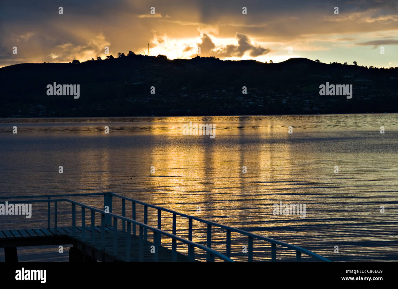 Magnifique Coucher de soleil sur le lac Taupo Île du Nord Nouvelle-Zélande NZ Banque D'Images