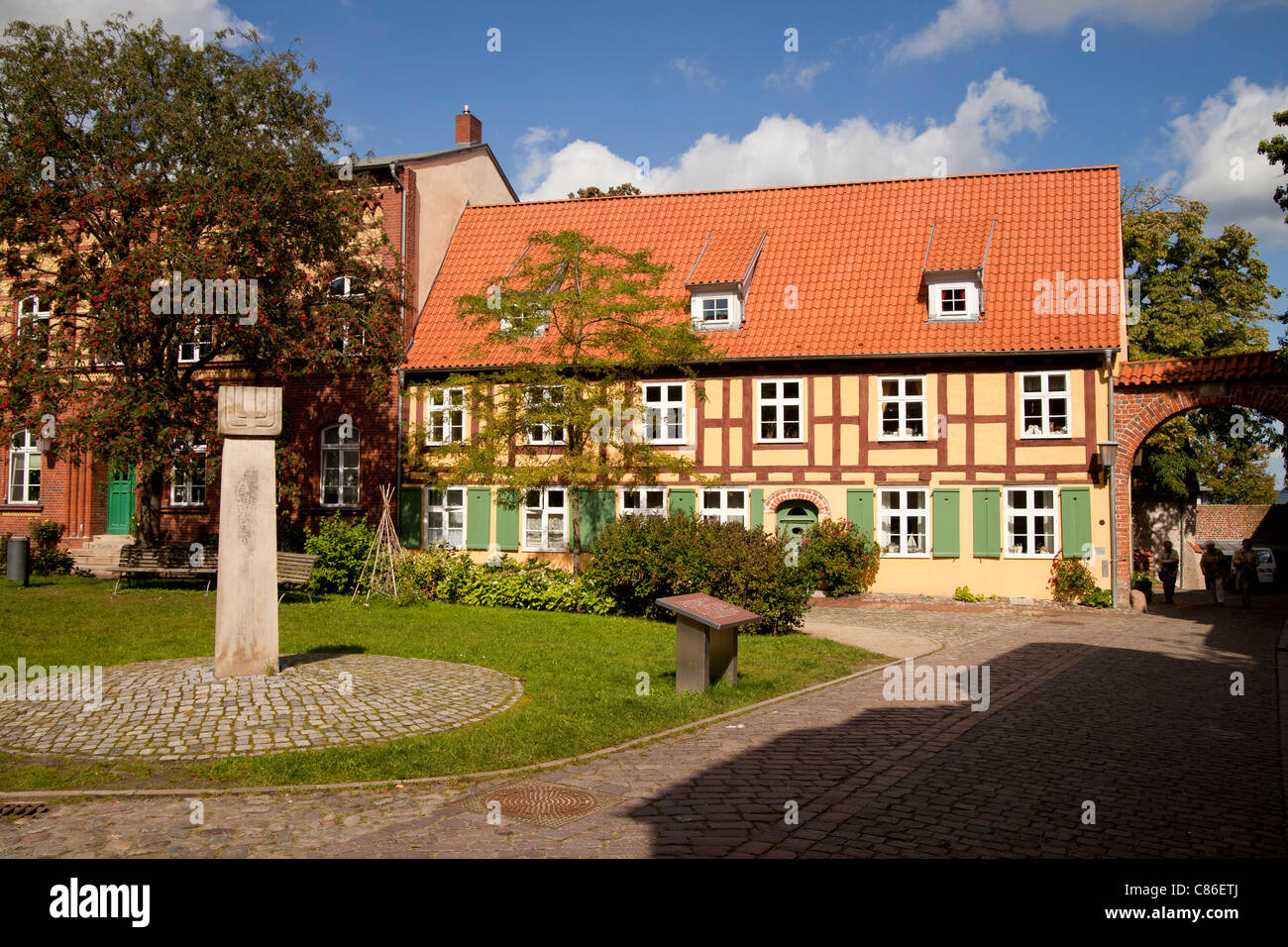 Pour les villes de pierre Monument juifs au Johanniskloster, un ancien monastère franciscain de la ville hanséatique de Stralsund, Allemagne Banque D'Images Pour les villes de pierre Monument juifs au Johanniskloster, un ancien monastère franciscain de la ville hanséatique de Stralsund, Allemagne Banque D'Images