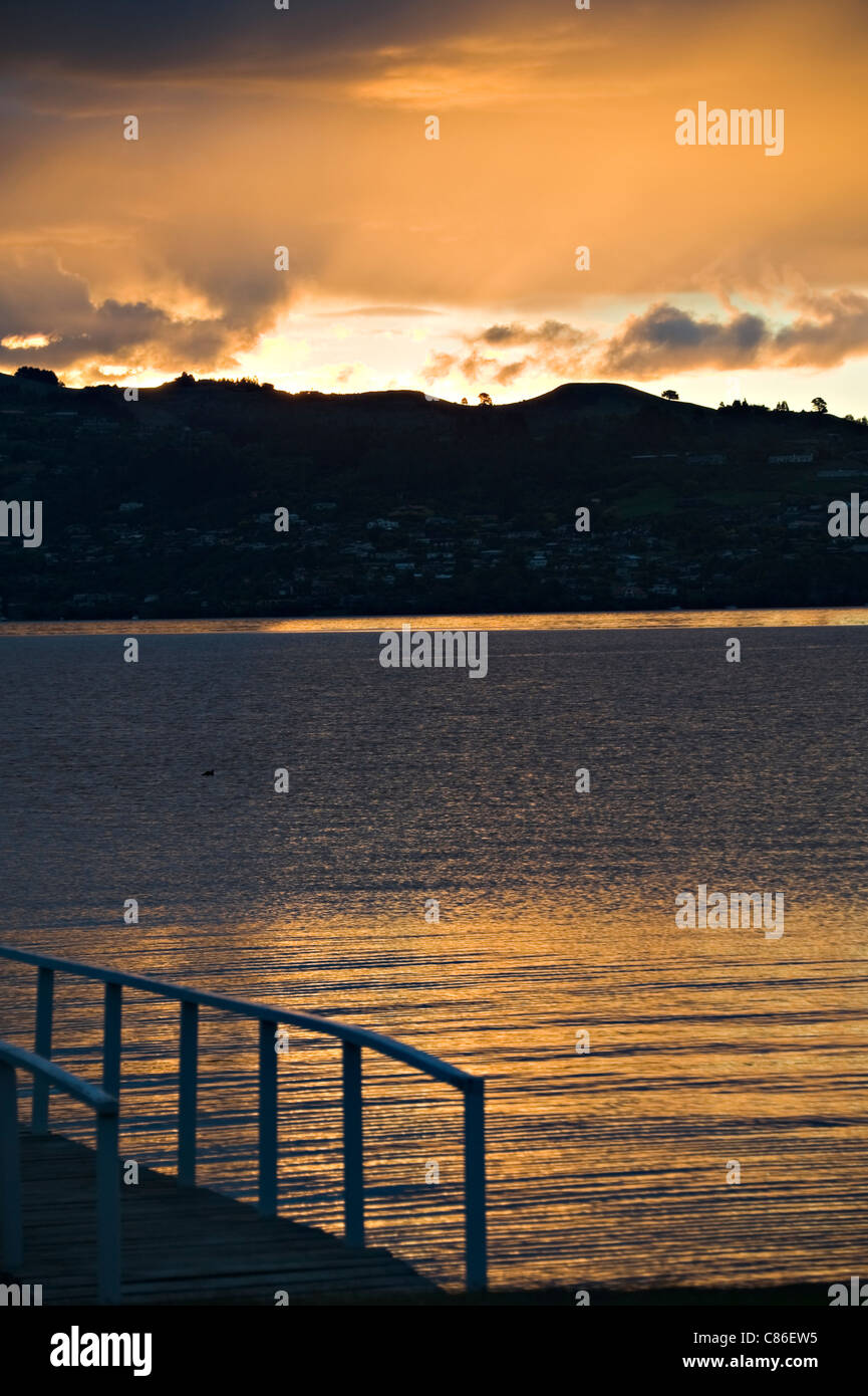 Magnifique Coucher de soleil sur le lac Taupo Île du Nord Nouvelle-Zélande NZ Banque D'Images