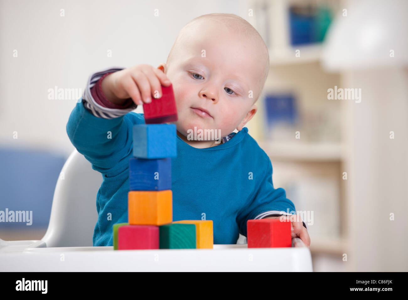 Baby boy playing with toy blocks Banque D'Images