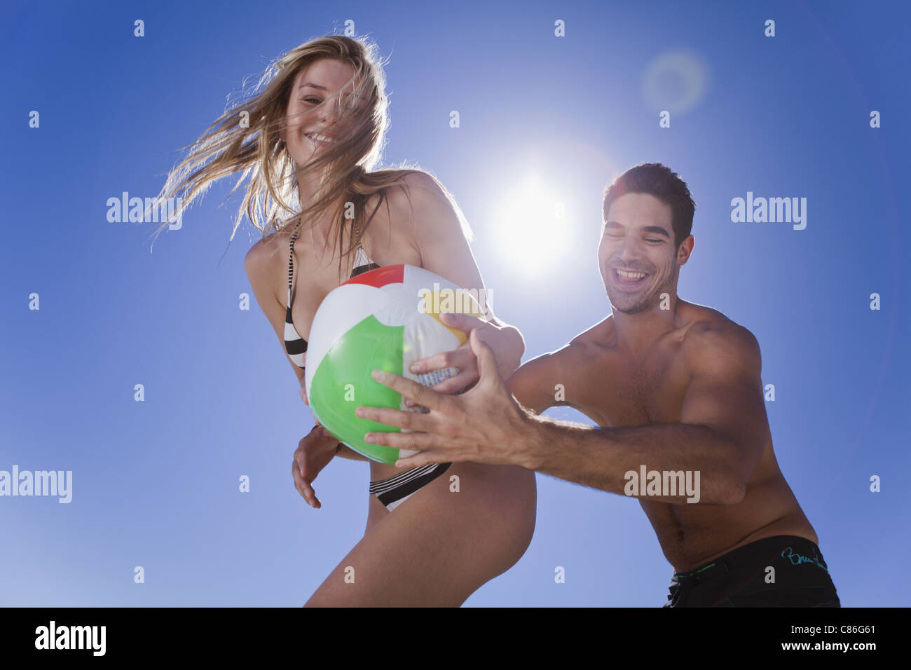 Couple avec ballon de plage Banque D'Images