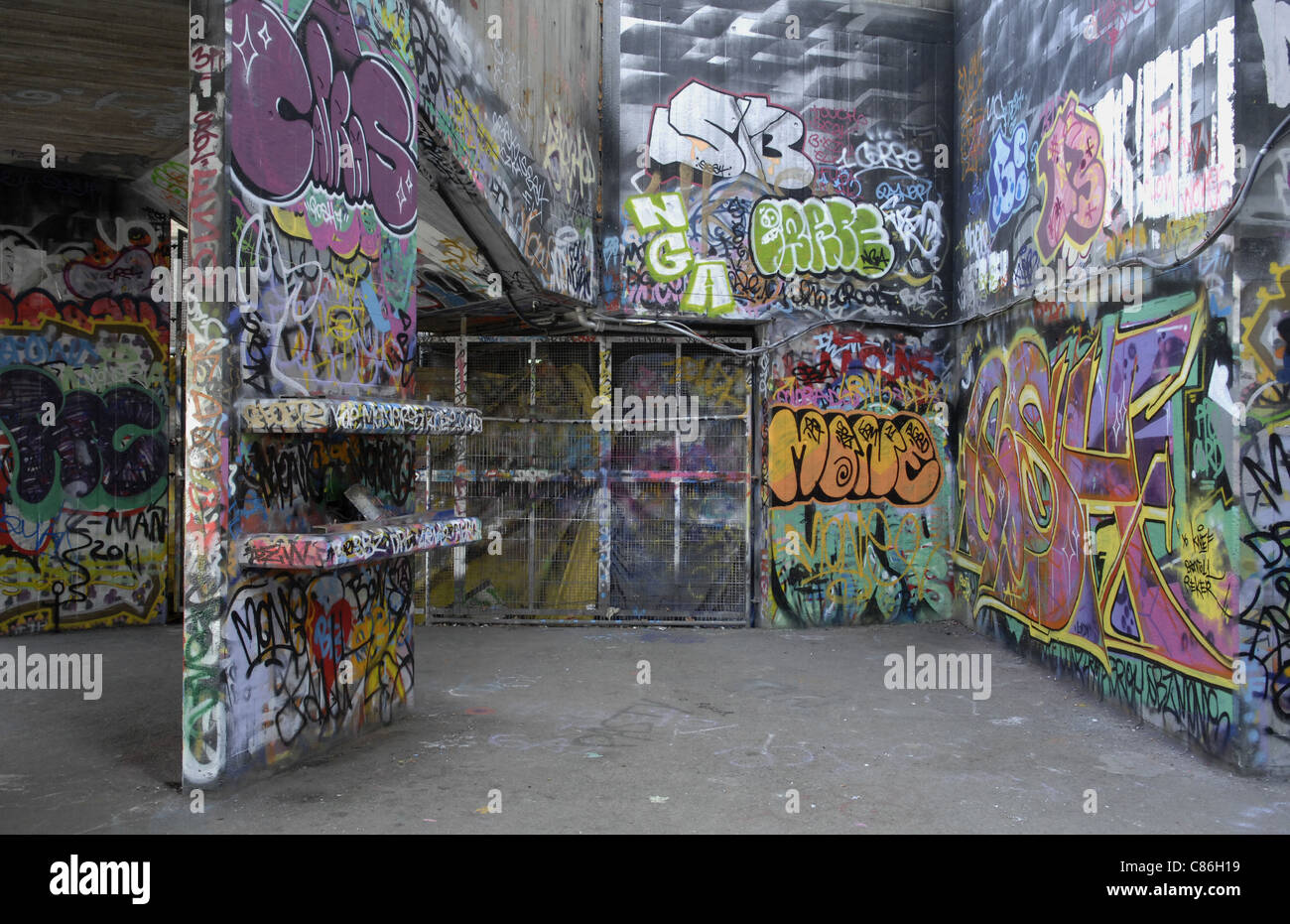 Street art et Graffiti dans la zone désignée à roulettes et de BMX. Rive sud de la Tamise près de Waterloo à Londres. Banque D'Images