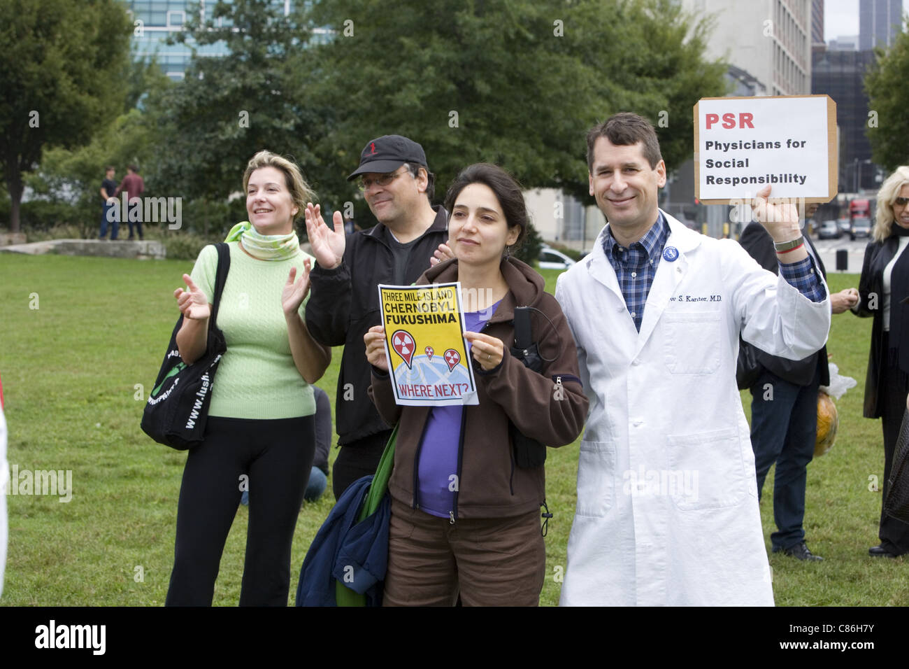 Oct 1, 2011 : Rallye Antinuke, fermez Indian Point, New York. Des membres de "Médecins pour la responsabilité sociale des entreprises" s'exprimer Banque D'Images
