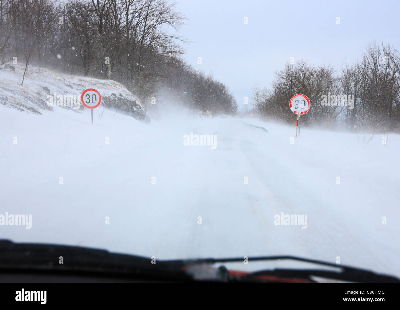 Route de glace et congelé en hiver couvertes de neige. Banque D'Images