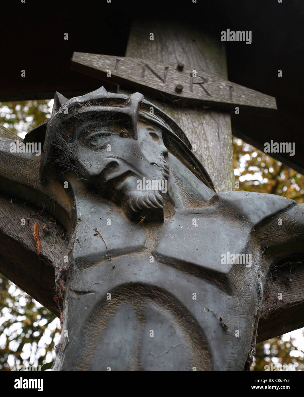 En bois sculpté d'un Christ en croix dans le chgurchyard à St Marys church à Little Walsingham, Norfolk, Angleterre, Royaume-Uni. Banque D'Images