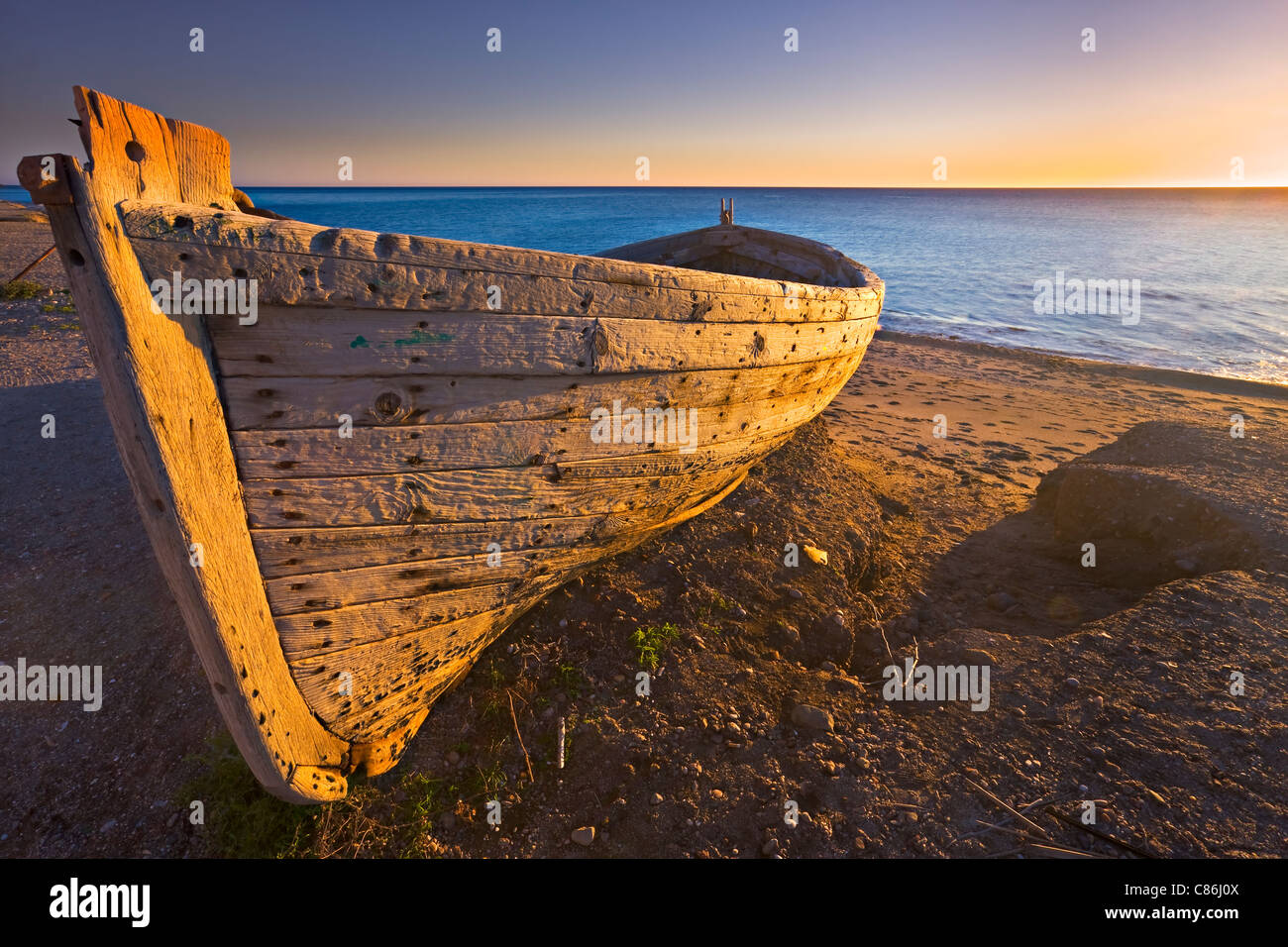 Vieux bateau le long de la Playa de San Miguel, parc naturel de Cabo de Gata, Costa de Almeria, Province d'Almeria, Andalousie (Andalousie) Banque D'Images