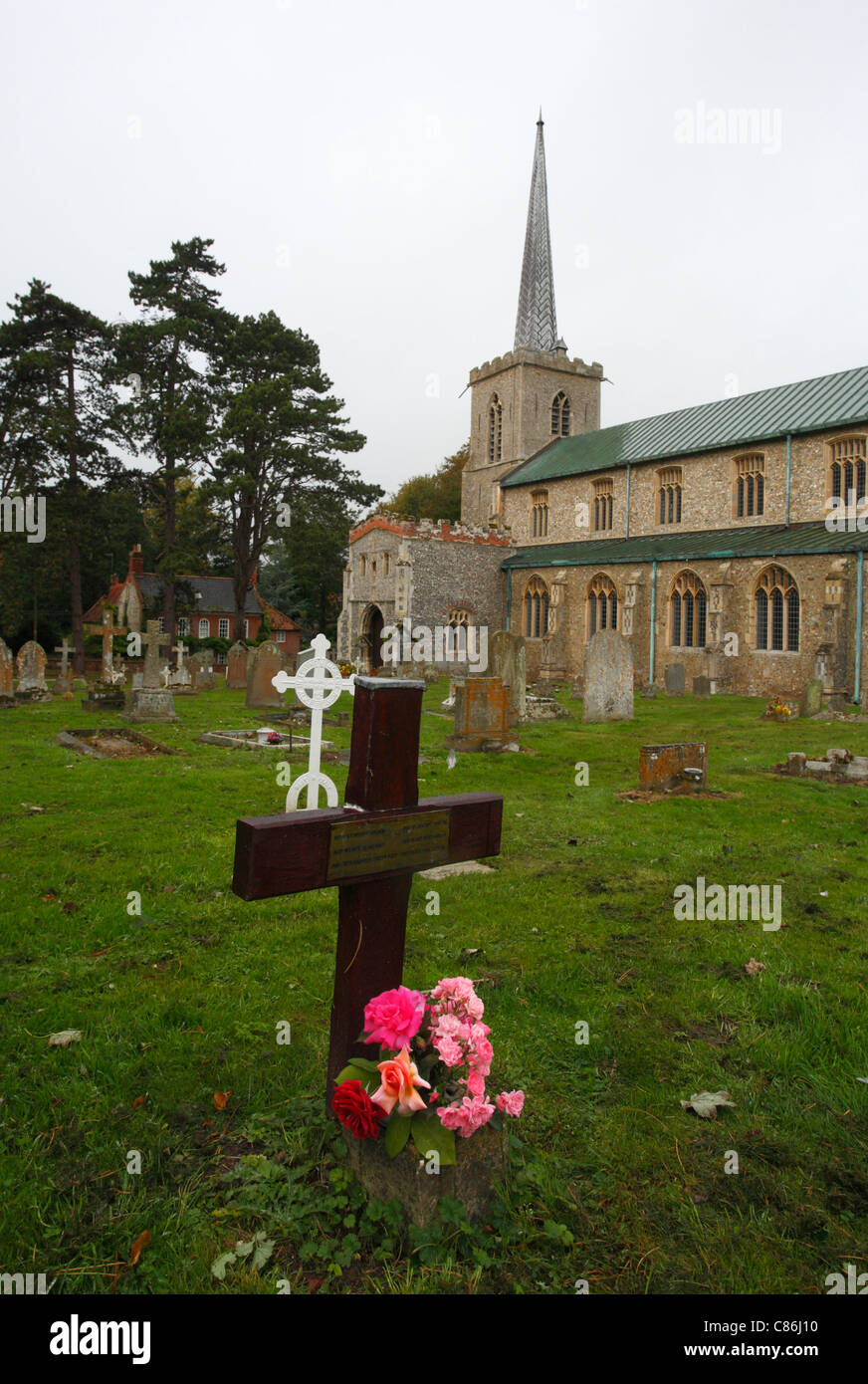 L'église St Mary à Little Walsingham, Norfolk et le cimetière. Banque D'Images