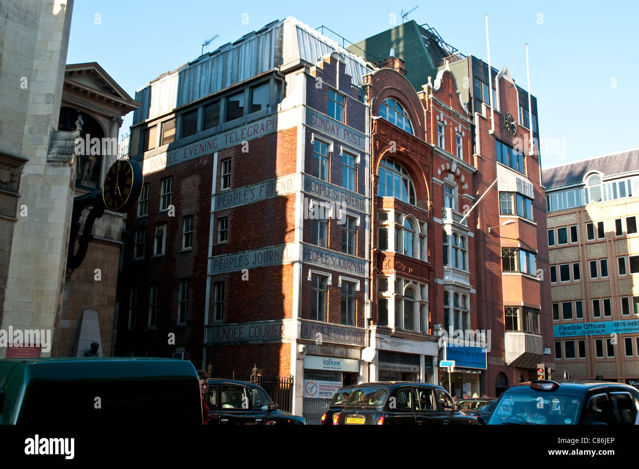 Les journaux s'appuyant sur le Strand, Fleet Street, London, United Kingdom Banque D'Images
