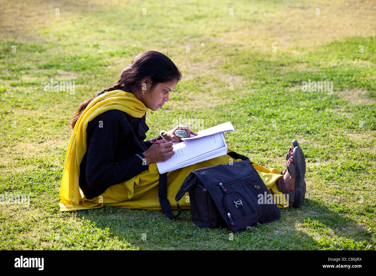 Femme indienne étudiant à l'Université de Delhi dans l'ancienne résidence du vice-roi, de l'Inde Banque D'Images