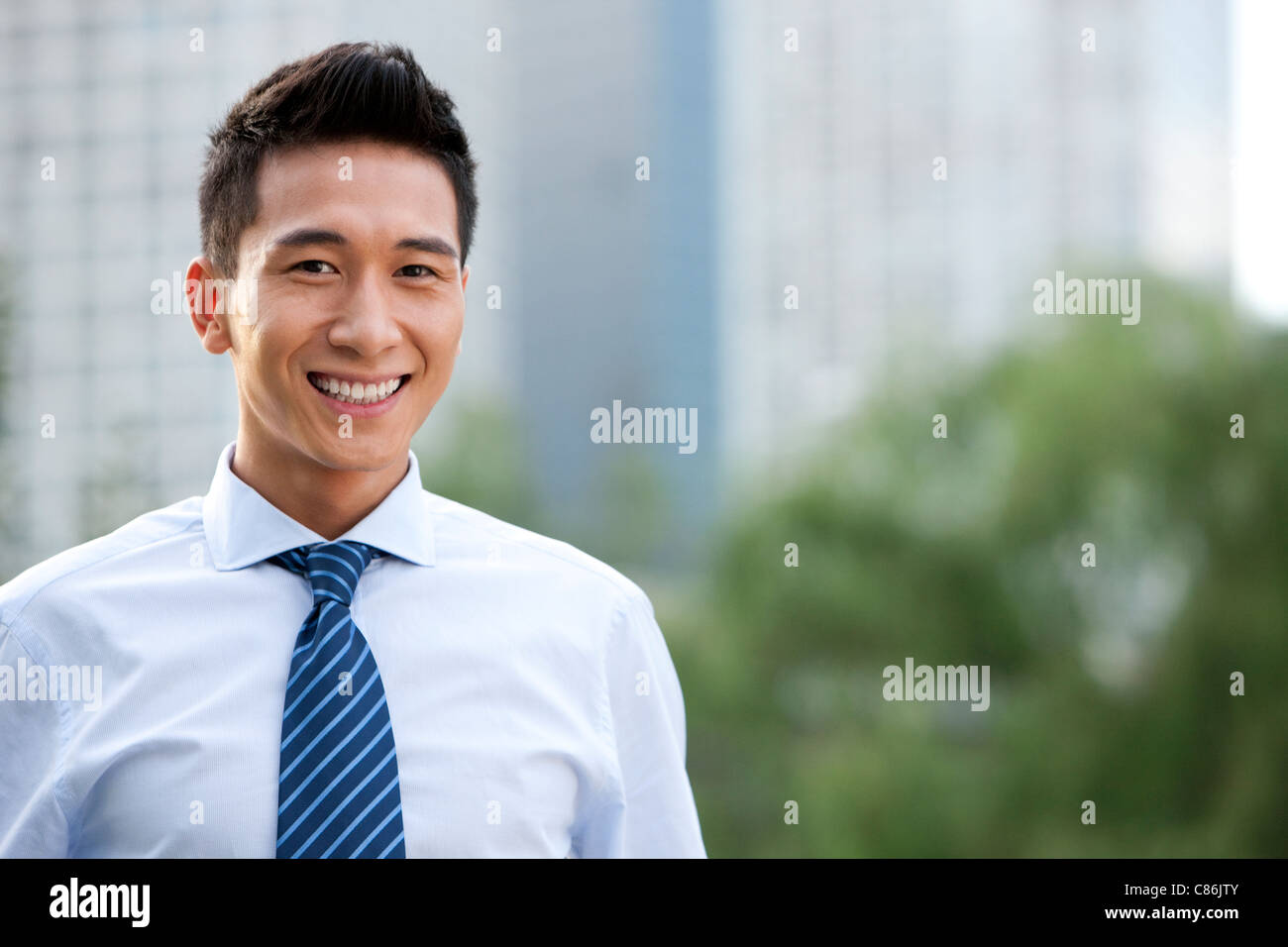 Confident businessman standing Outdoors Banque D'Images
