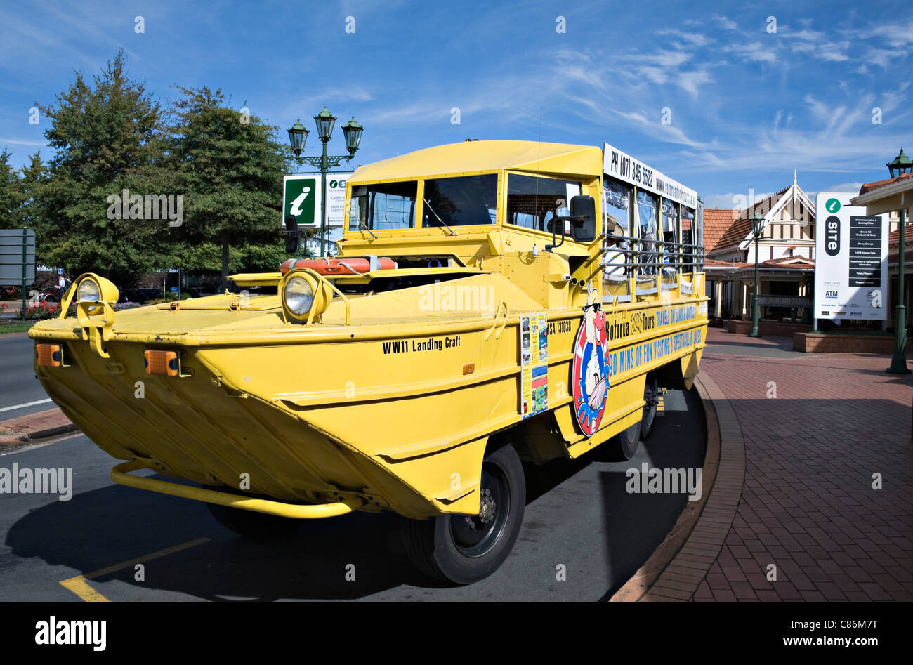 Le jaune vif du débarquement amphibie DUKW Véhicule d' Artisanat de Rotorua Tours Tourisme Île du Nord Nouvelle-zélande Banque D'Images