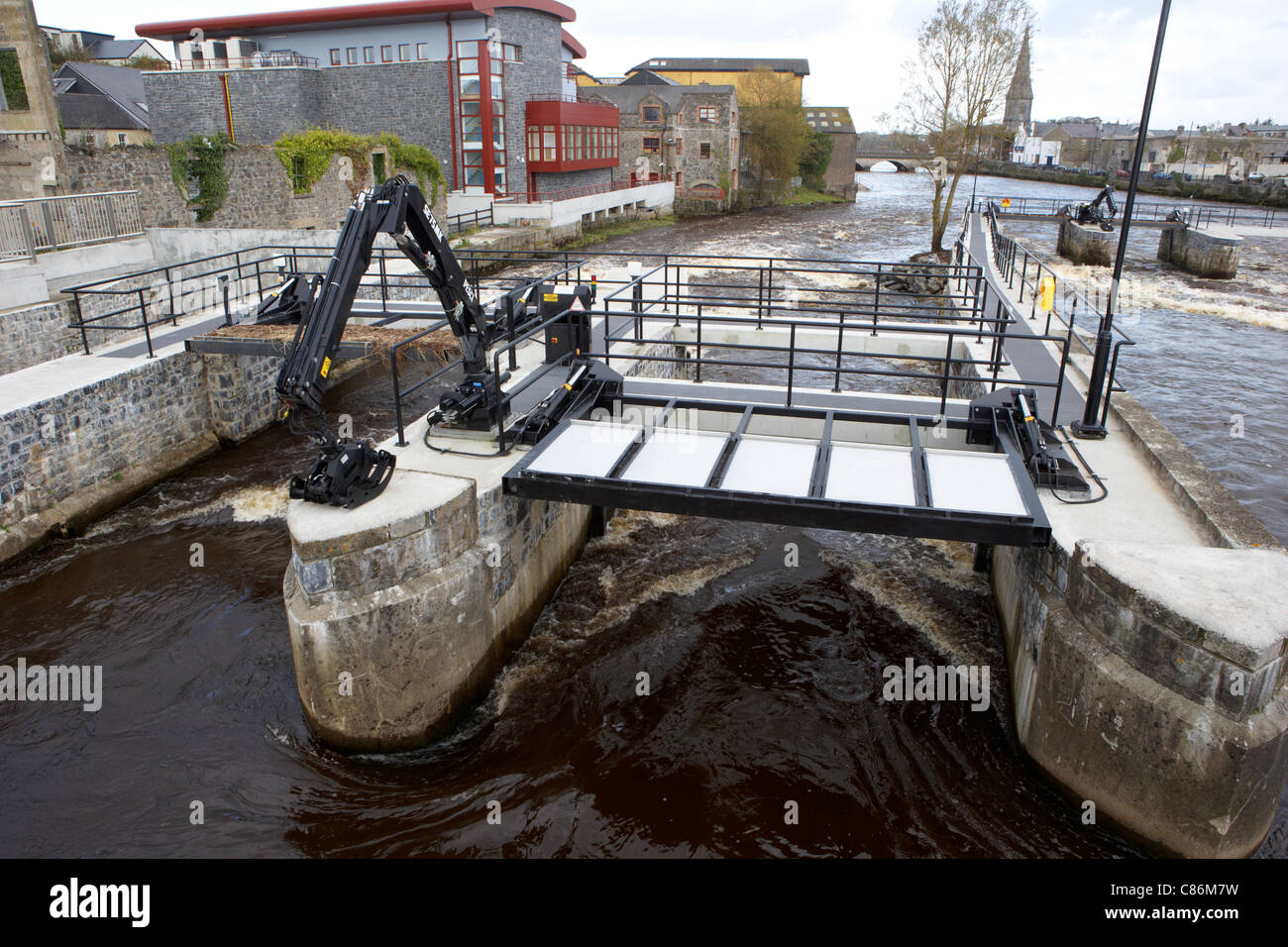 L'entrée de saumon ridgepool weir sur la rivière moy circulant dans le centre de Ballina Comté de Mayo en Irlande Banque D'Images