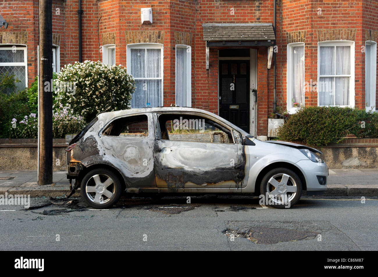 Voiture brûlée sur la rue résidentielle, London, England, UK Banque D'Images