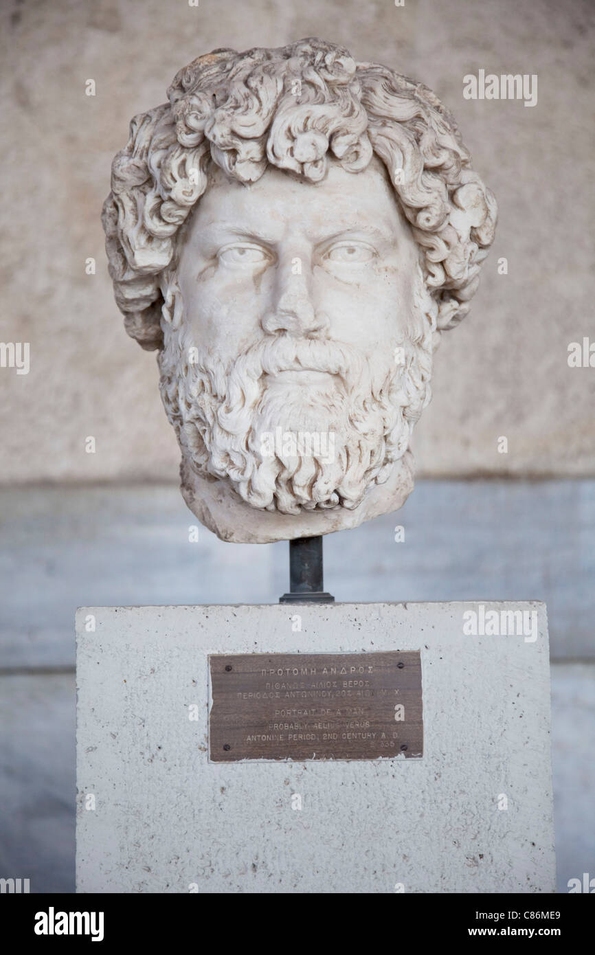 Des statues de la Grèce antique à la Stoa d'Attalos situé dans le côté est de site archéologique de l'ancienne Agora à Athènes. Banque D'Images