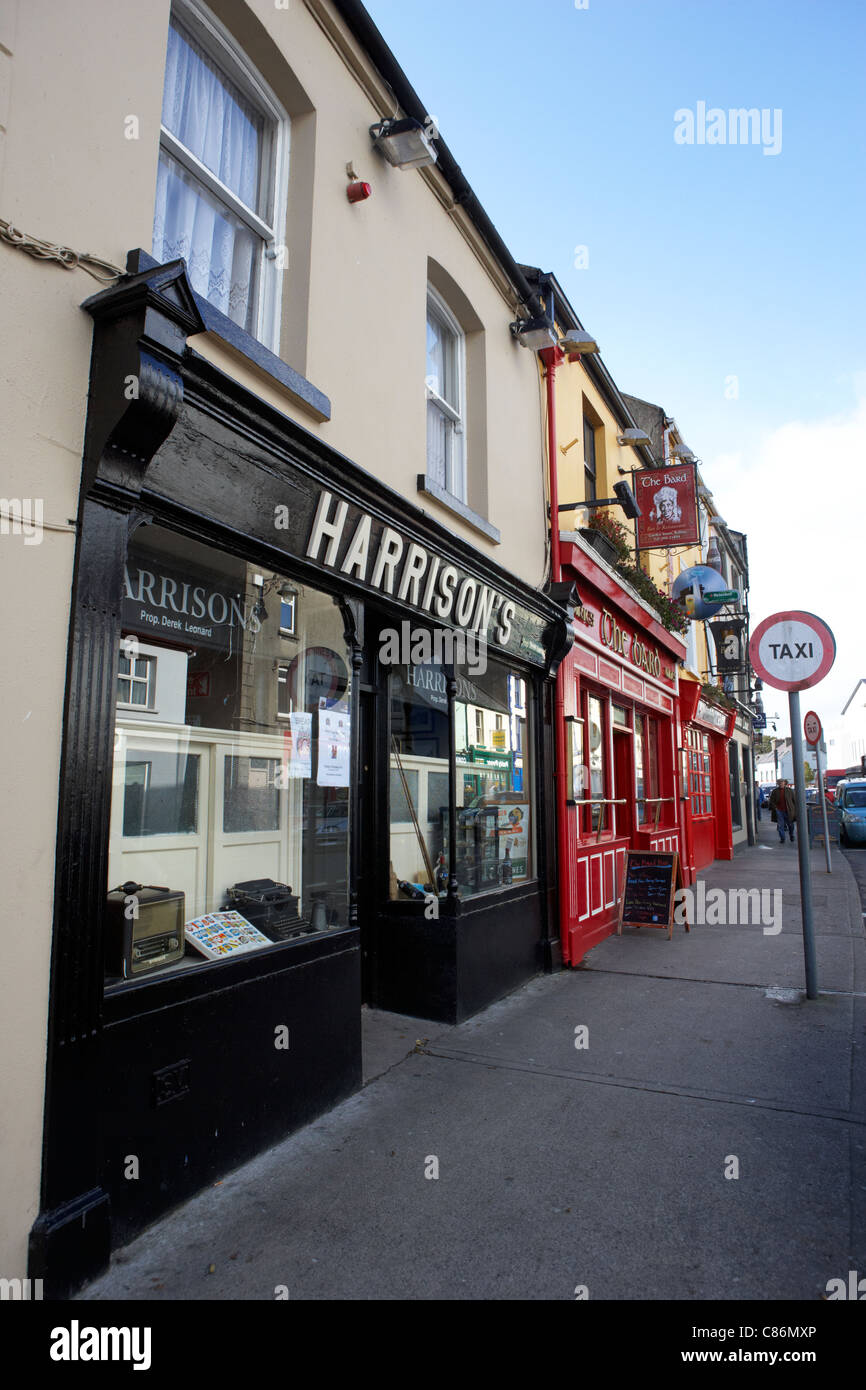 Harrisons bar dans une rangée de pubs et bars du centre-ville de Ballina Comté de Mayo en Irlande Banque D'Images