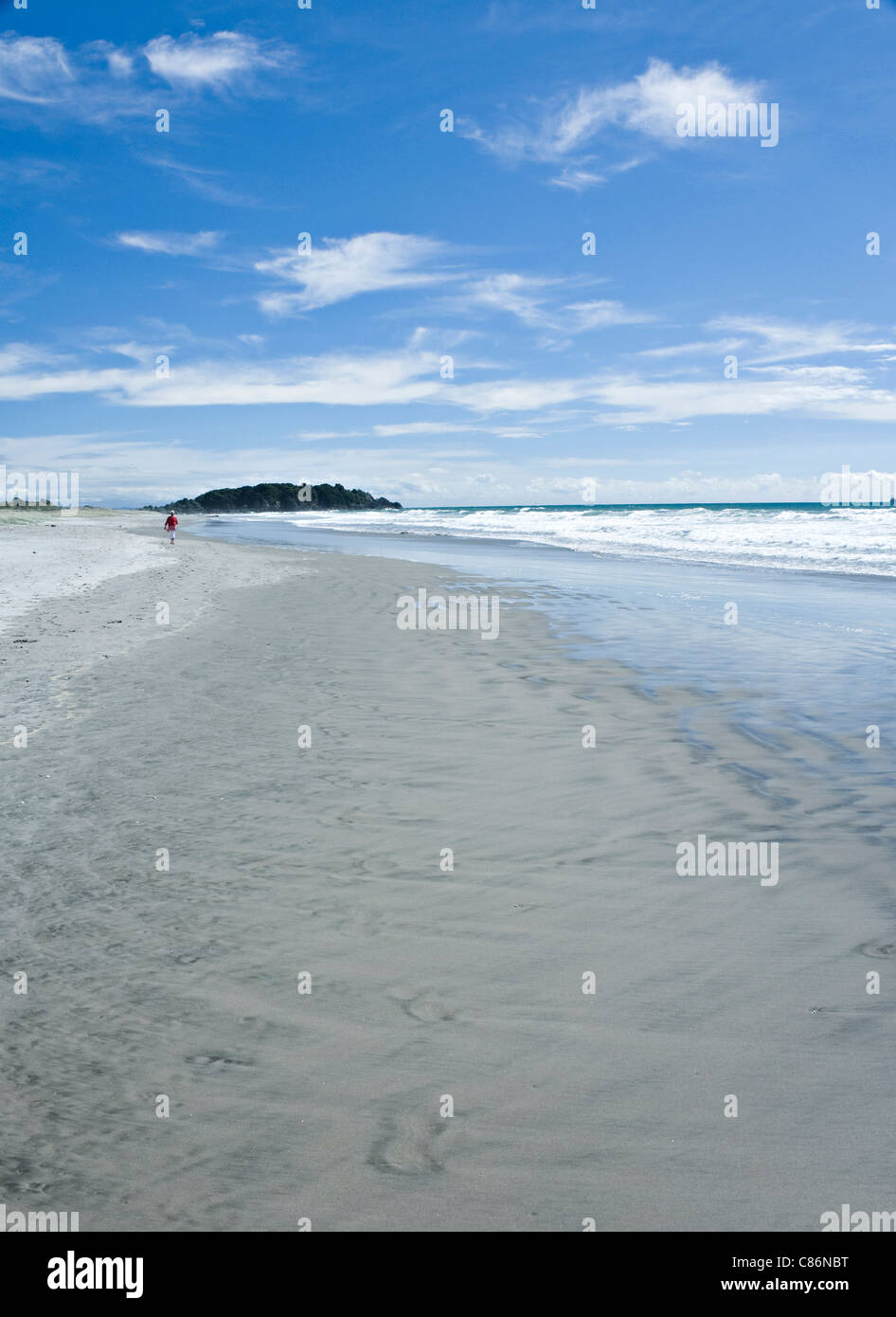 La belle plage de sable doré d'Omanu près de Mount Maunganui Bay of Plenty Île du Nord Nouvelle-Zélande NZ Banque D'Images