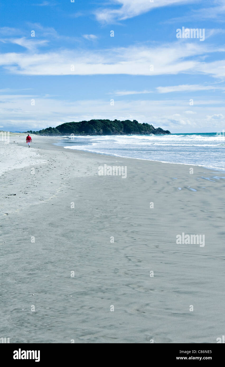 La belle plage de sable doré d'Omanu près de Mount Maunganui Bay of Plenty Île du Nord Nouvelle-Zélande NZ Banque D'Images